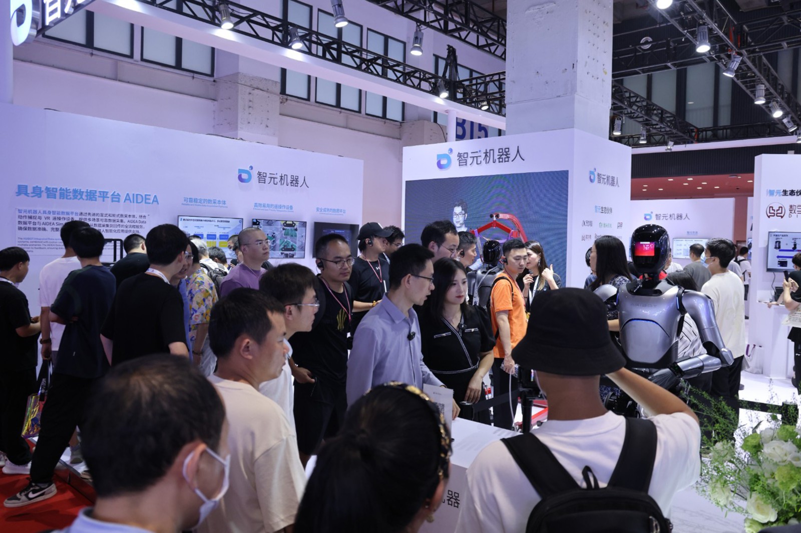 long8龙机器人亮相世界机器人大会WRC