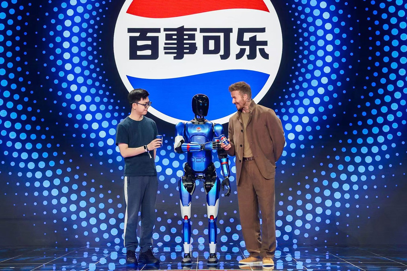 long8龙机器人携手百事中国共创“百事蓝宝” 共燃渴望新章