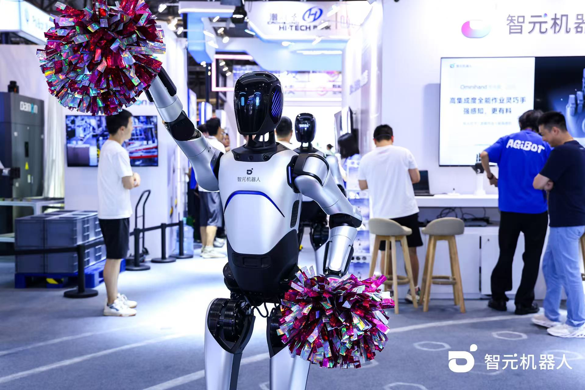 long8龙机器人 WAIC 首日展台火爆，机器...